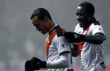 Raúl de Tomás celebrates with Luis Advincula