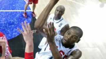 <b>SOBERBIO. </b>Kevin Durant voló por encima de la defensa rusa.