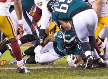 Sin embargo, fueron los Eagles los que empezaron adelant¨¢ndose gracias a este touchdown de 1 yarda de Ryan Mathews en el primer drive del encuentro. Pese a esta anotaci¨®n, el corredor se qued¨® en unas muy discretas 5 yardas de carrera y otras 13 de recepci¨®n.