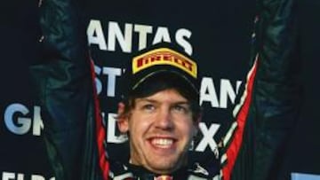 Vettel posó feliz en el podio de Australia tras su primer triunfo de la temporada.