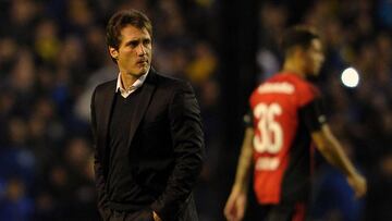 Boca Juniors' team coach Guillermo Barros Schelotto (L) gestures during their Argentina First Divsion football match against Newell's Old Boys at La Bombonera stadium in Buenos Aires, on May 20, 2017. / AFP PHOTO / ALEJANDRO PAGNI