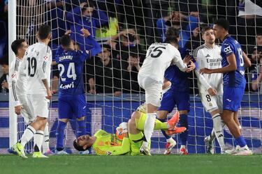 El portero belga para en seco la embestida azulona. En la imagen, intervención crucial a tiro de Juanmi, Álvaro Rodríguez llega por detrás y golpea al guardameta. El delantero fue amonestado.