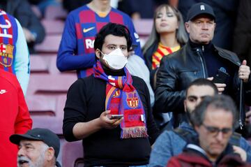Seguidor con mascarilla en el FC Barcelona - Real Sociedad. 