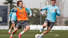 Modric y Kroos, en un lance del entrenamiento.