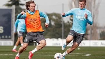 Modric y Kroos, en un lance del entrenamiento.