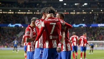 Jo&atilde;o F&eacute;lix, felicitado por su gol ante el Manchester  United.