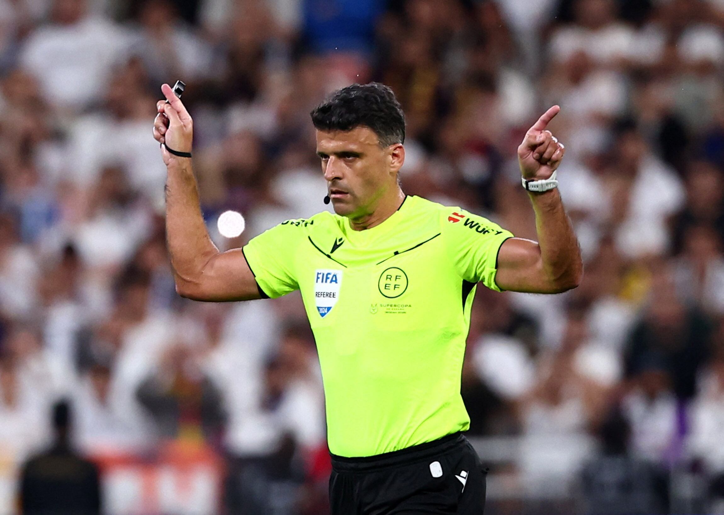 تعيين خيسوس جيل مانزانو حكماً لمباراة ريال مدريد وسيلتا فيغو في الدوري الإسباني