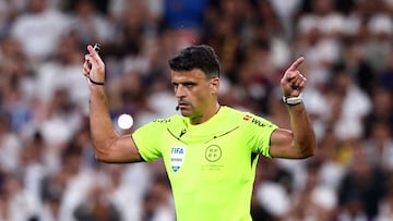 Soccer Football - Spanish Super Cup - Final - FC Barcelona v Real Madrid - King Abdullah Sports City, Jeddah, Saudi Arabia - January 12, 2025 Referee Jesus Gil Manzano gestures for a VAR check REUTERS/Pedro Nunes
