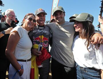 Carlos Sainz  celebrando su cuarto Rally Dakar en categoría de coches con su hijo, Carlos Sainz Jr., su esposa, Reyes Vázquez de Castro y su hija Ana Sainz