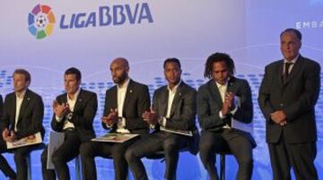Figo, Kanout¨¦, Kluivert, Karembeu, Albelda, Urzaiz, Salgado, Morientes y Roberto Carlos, Fernando Sanz y Mendieta fueron presentados como embajadores de La Liga.