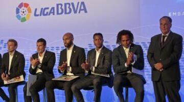 Figo, Kanouté, Kluivert, Karembeu, Albelda, Urzaiz, Salgado, Morientes y Roberto Carlos, Fernando Sanz y Mendieta fueron presentados como embajadores de La Liga.