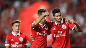 Raúl Jiménez da asistencia en triunfo del Benfica