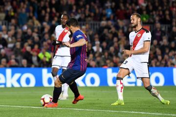 El jugador del Barcelona Luis Suárez marca el 3-1 al Rayo Vallecano. 