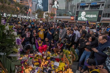 Seguidores de los Los Angeles Lakers y del mundo del baloncesto en general se han reunido en los alrededores del Staples para dar el último adiós a Kobe.