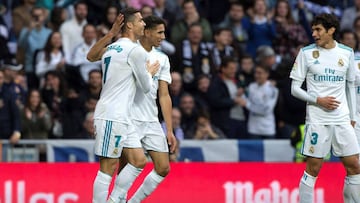 GRAF6418. MADRID, 09/12/2017.- El lateral marroquí del Real Madrid Achraf Hakimi (d) celebra con su compañero Cristiano Ronaldo (i) su gol marcado ante el Sevilla, el quinto del conjunto blanco, durante el partido correspondiente a la decimoquinta jornada de la Liga Santander disputado hoy en el estadio Santiago Bernabéu. EFE/ Rodrigo Jimenez