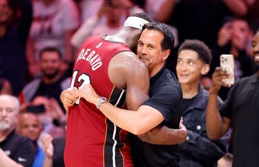 Bam Adebayo y Erik Spoelstra se abrazan tras conseguir el pívot una anotación récord.