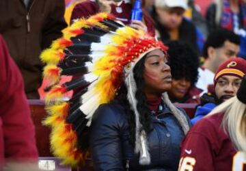 Una aficionada de los Redskins con cara de estar pensando "no sé qué hago aquí haciendo el indio".