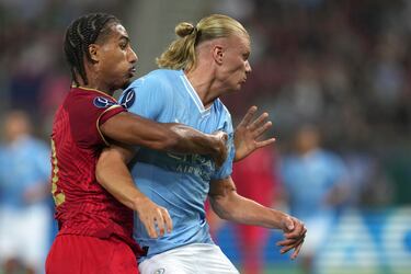 Loic Bade forcejea con Erling Haaland en una acción del encuentro.