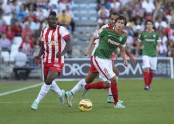 El centrocampista del Athletic Ander Iturraspe (d) y el delantero francés del Almería Thievy Bifouma Koulossa durante el partido de la novena jornada de Liga de Primera División que disputan en el estadio de los juegos Mediterraneos de Almería.