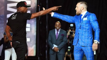 Floyd Mayweather y Conor McGregor durante su cara a cara en Toronto (Canad&aacute;).