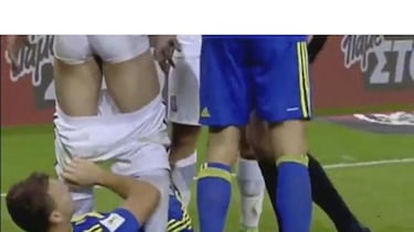 Edin Džeko fue expulsado por doble tarjeta amarilla en el partido de clasificación para el Mundial de Rusia 2018 entre Grecia y Bosnia-Herzegovina el 13 de noviembre de 2016. Džeko estaba en el suelo disputando el balón con el defensa griego Sokratis Papastathopoulos. Molesto por la disputa, Džeko le bajó los pantalones a Sokratis. El árbitro le mostró una segunda tarjeta amarilla a Džeko por la acción.