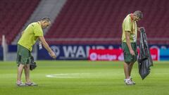 Operarios del Wanda Metropolitano trabajando en el mantenimiento del c&eacute;sped del estadio donde juegan el Atl&eacute;tico de Madrid y el Rayo Majadahonda.