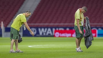 Operarios del Wanda Metropolitano trabajando en el mantenimiento del césped del estadio donde juegan el Atlético de Madrid y el Rayo Majadahonda.