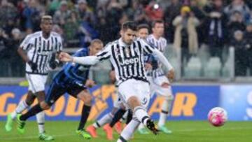 Morata marca de penalti contra el Inter.