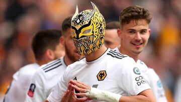 El fenómeno que vive el delantero mexicano en la Premier League ha llevado a que los aficionados se interesen por el pancracio mexicano y a la vez logran acciones benéficas.