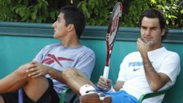 <b>PREPARÁNDOSE. </b>Nicolás Almagro y Roger Federer durante una sesión de entrenamiento en París.