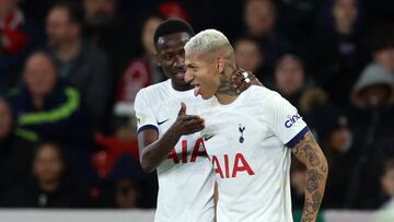 Richarlison, jugador del Tottenham, celebra su gol anotado ante el Nottingham Forest.