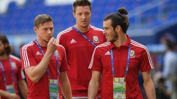 Hennessey, portero de la selecci&oacute;n de Gales, habla con Bale ante la mirada de Simo Church.