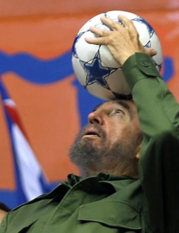 Fidel Castro mantiene el balón con la cabeza intentando emular a Erick Hernández.