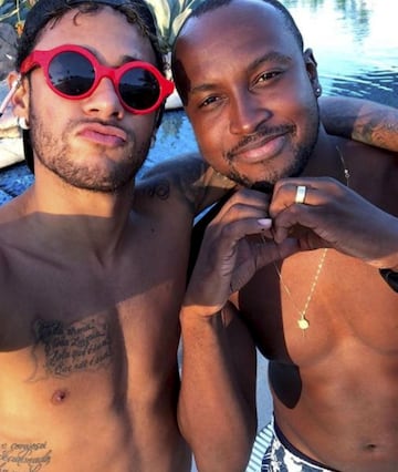 Neymar disfruta del buen tiempo de Brasil.