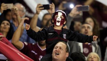 Soccer Football - Argentina’s Lanus v Argentina’s River Plate - Copa Libertadores - Semi-Final - Ciudad de Lanus stadium, Lanus, Argentina - October 31, 2017 - Lanus' fans cheer before the match. REUTERS/Marcos Brindicci
