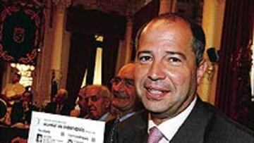 <b>ESPERANZADO.</B> Imbroda muestra la lista de jugadores con los que luchará por una medalla.