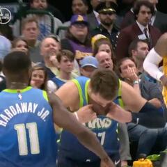 El gesto de desesperación pura de Doncic tras fallar dos tiros libres...con LeBron de fondo