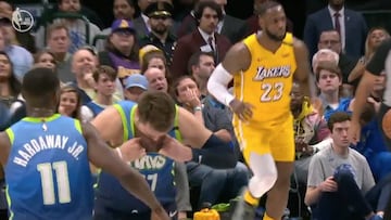 El gesto de desesperación pura de Doncic tras fallar dos tiros libres...con LeBron de fondo