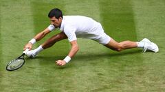 Novak Djokovic intenta devolver una bola durante su partido ante Kevin Anderson en Wimbledon 2021.