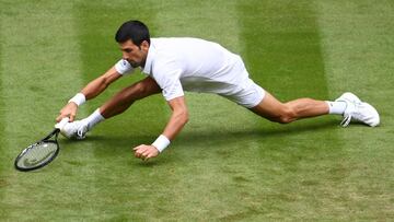 Novak Djokovic intenta devolver una bola durante su partido ante Kevin Anderson en Wimbledon 2021.