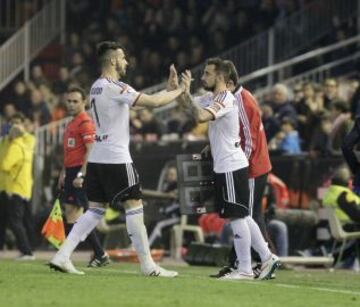 Segundo cambio en el Valencia. Sale Negredo que no ha tenido suerte de cara al gol y entra Paco Alcácer