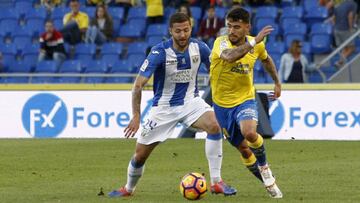 GRA165. LAS PALMAS DE GRAN CANARIA, 10/12/2016.- El centrocampista de la UD Las Palmas Tana Domínguez (d) disputa un balón con el centrocampista del Leganés David Timor (i), durante el partido de la decimoquinta jornada de la Liga de Primera División que se juega hoy en el Estadio de Gran Canaria. EFE/Ángel Medina G.