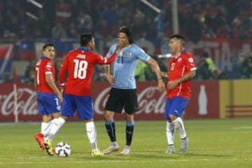 El delantero uruguayo Edison Cavani (2d) discute con el defensa chileno Gonzalo Jara (i) durante el partido Chile-Uruguay, de cuartos de final de la Copa América de Chile 2015, en el Estadio Nacional Julio Martínez Prádanos de Santiago de Chile