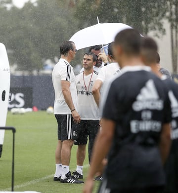 Julen Lopetegui speaks with his coaching staff.