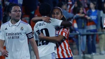 Leicy Santos y Linda Caicedo al término del clásico español.