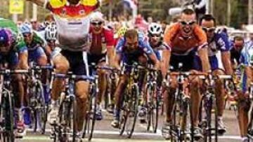 <b>A POR EL TRIPLETE.</B> Como en Lisboa 2001 (foto) y Verona 1999, Óscar Freire también quiere alzar los brazos hoy en Hamilton.