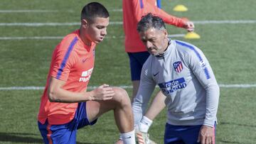 Nehu&eacute;n Perez junto a Nelson Vivas, tercero de Simeone, en el Atl&eacute;tico 2018-19.