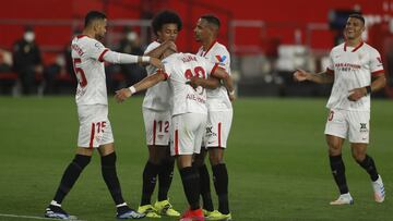 Los jugadores del Sevilla celebran el gol al Atl&eacute;tico.