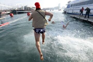 La Copa Nadal, cumple su edición 106, para celebrar el día de Navidad con una carrera de 200 metros en aguas del puerto de Barcelona. 