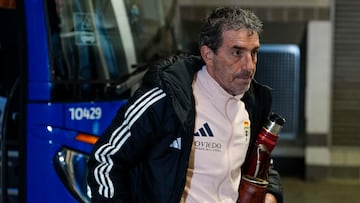 OVIEDO, 07/02/2026.- El entrenador del Real Oviedo, el uruguayo, Guillermo Almada a la llegada al Estadio Carlos Tartiere, este sábado, después del aplazamiento de su partido ante el Rayo Vallecano.La expedición azul salió de Madrid sobre las 11:00 horas, una hora después de que LaLiga anunciase de forma oficial que el Rayo Vallecano-Real Oviedo no se iba a jugar debido al mal estado del césped de Vallecas, y pasadas las 16:30 llegaron al Carlos Tartiere.El club asturiano ha mostrado su malestar tras el aplazamiento del partido y, después de tildar la situación de "vergonzosa", ha anunciado que ejercitará "cuantas acciones reglamentarias resulten procedentes". EFE/Paco Paredes